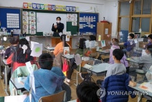 수업 듣는 창원초 학생들