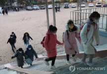 금양초등학교에 등교하는 학생들