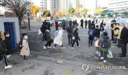 금양초등학교에 등교하는 학생들