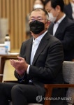 박수 치는 정의선 회장