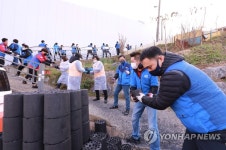 동아오츠카, 소외계층에게 연탄배달 봉사활동