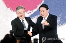 악수하는 이재명-윤석열