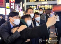 윤석열·이준석, 신림동 먹자골목 방문…전라도집서 순대 야식