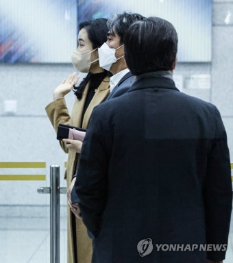 서버 압수수색 위해 대검 청사에서 대기중인 공수처 수사관들