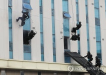 인질 테러범 소탕작전 벌이는 경찰특공대
