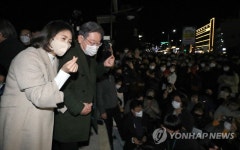 여수 밤바다에서 지지자들과 인사하는 이재명 대선후보