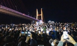 이재명 대선후보 여수 밤바다 지지자 인사