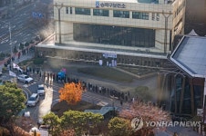 송파구보건소 둘러싼 코로나19 검사 대기줄