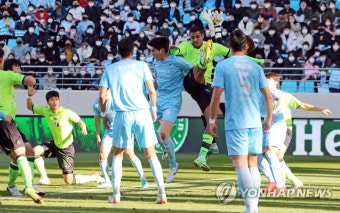 볼 다툼하는 전북과 대구