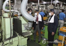 화기 제조과정 둘러보는 조병창 도미 기사들