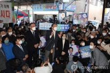 이재명 방문한 영광터미널시장 구름 인파