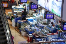 코로나19 집단 감염에  한산한 노량진 수산시장
