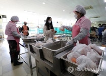 빵 배식받는 학생들