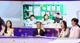 녹도 초등학생들과 인사하는 문재인 대통령