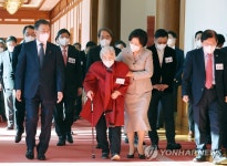 기부 나눔 단체 관계자 등과 간담회장 향하는 문재인 대통령