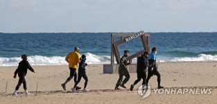 망상해변을 달리는 참가자들