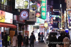 거리두기 강화조치 하루 앞두고 붐비는 젊음의 거리