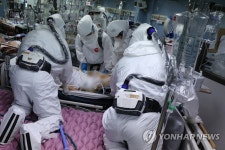 위중증 엿새 연속 700명대...치열한 의료현장