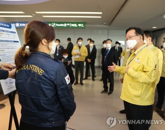 인천공항 검역 현장 점검하는 김부겸 총리