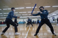 강력범 심리위축 효과…경찰, 흉기난동시 장봉 적극 사용