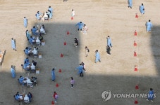 진단검사 받는 초등학생들