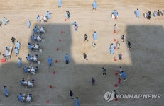 진단검사 받는 초등학생들