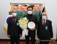 농협 밤전국협의회, 정진석 국회부의장에 감사패 전달