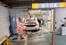 승용차가 대형마트 출입구 쾅…음주운전 여부 조사