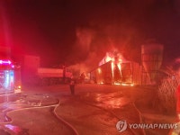 정읍 양계장 화재…닭 10만여 마리 폐사