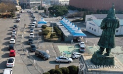 끝없이 이어지는 검사 차량 행렬