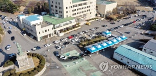 끝없이 이어지는 검사 차량 행렬