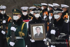 노태우 전 대통령 파주 동화경모공원 영면…봉분 없는 묘(종합)