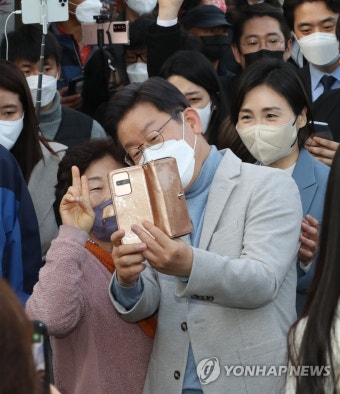 기념촬영하는 이재명 대선후보 내외