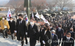 다부동 전적기념관 방문한 이재명 대선 후보 내외