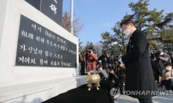 다부동 전적기념관 구국용사충혼비 참배하는 이재명 대선 후보