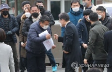 영주 제일교회 예배 참석하며 시민들과 인사하는 이재명 후보