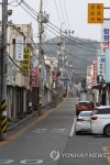 오미크론 의심 확진자 발생…적막한 시가지