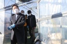 성주 참외 모종 심기 체험 마치고 나오는 이재명 대선후보