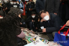 죽도시장 상인과 얘기하는 이재명