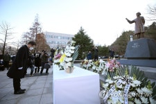 이재명, 박태준 동상에 헌화