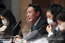 답변하는 윤석열 대선후보