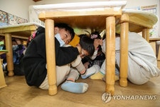 지진 대피 요령 배우는 아이들