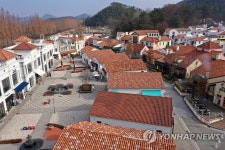 인적 뜸한 담양 산타마을