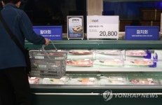 코로나로 생선회 소비 줄어…횟집보다 집에서 먹어요