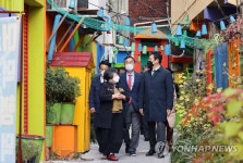 창동예술촌 둘러보는 황희 장관