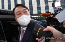 김건희 씨 허위 이력 논란 질문 받는 윤석열 후보