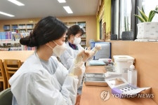 초등학교 도서관에 마련된 백신 접종실