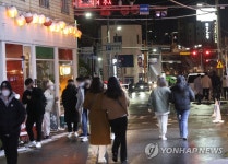 방역 강화 앞둔 불금 번화가