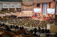 방역 조치 강화로 종교시설도 입장인원 축소