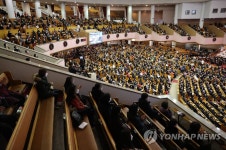 방역 조치 강화로 입장인원 축소된 종교시설